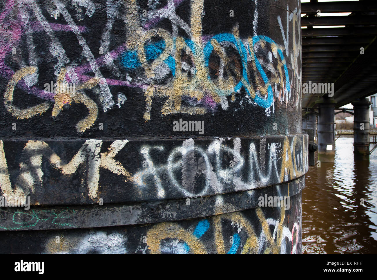 Graffiti sul vecchio ponte della ferrovia tra Blaydon e Scotswood sul Tyneside Foto Stock