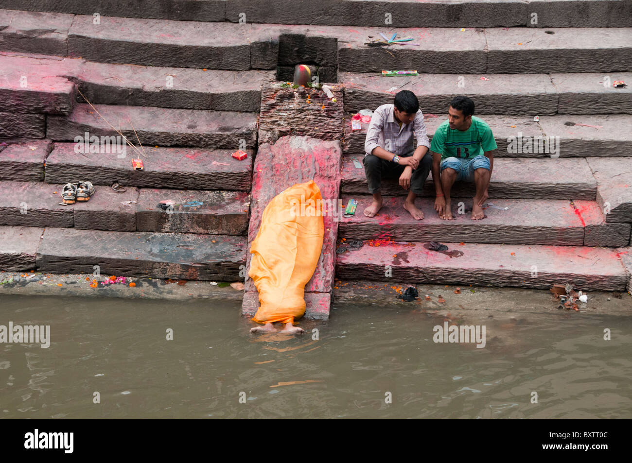 Ultimo riti in corrispondenza di una cremazione funerali il fiume Bagmati presso il Tempio Pahsupatinath a Kathmandu in Nepal Foto Stock