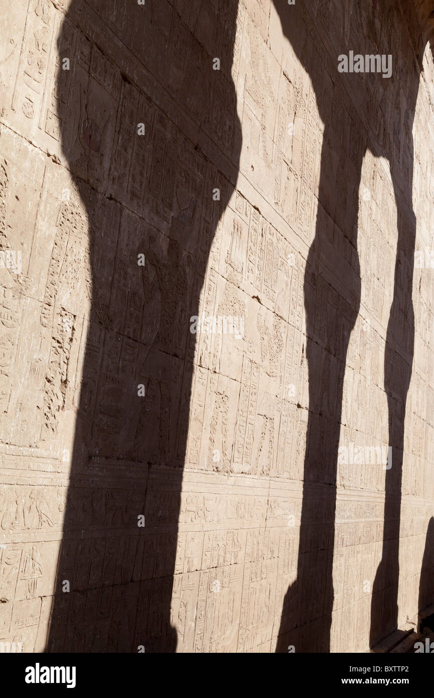 Il Tempio di Edfu, Egitto - ombre e geroglifici Foto Stock