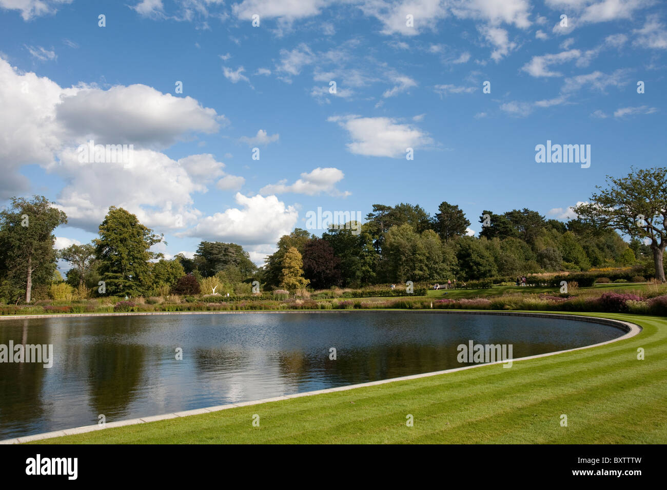 Il nuovo lago costruito a fianco del bicentenario a serra giardino RHS Wisley, Surrey, Inghilterra, Regno Unito. Foto:Jeff Gilbert Foto Stock