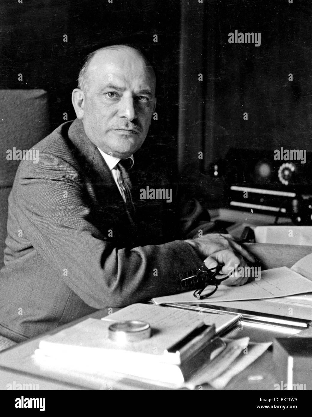 MICHAEL BALCON (1896-1977) inglese produttore di film a casa sua, Parrock superiore, vicino Hartfield, Sussex, nel 1955 Foto Stock