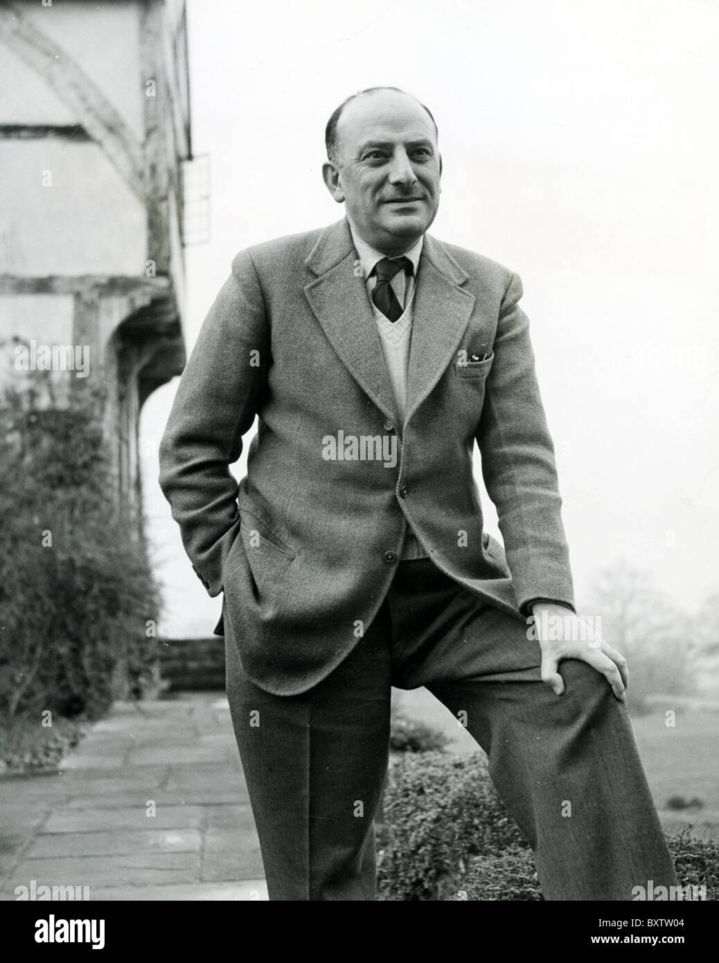 MICHAEL BALCON (1896-1977) inglese produttore di film a casa sua, Parrock superiore, vicino Hartfield, Sussex, nel 1955 Foto Stock