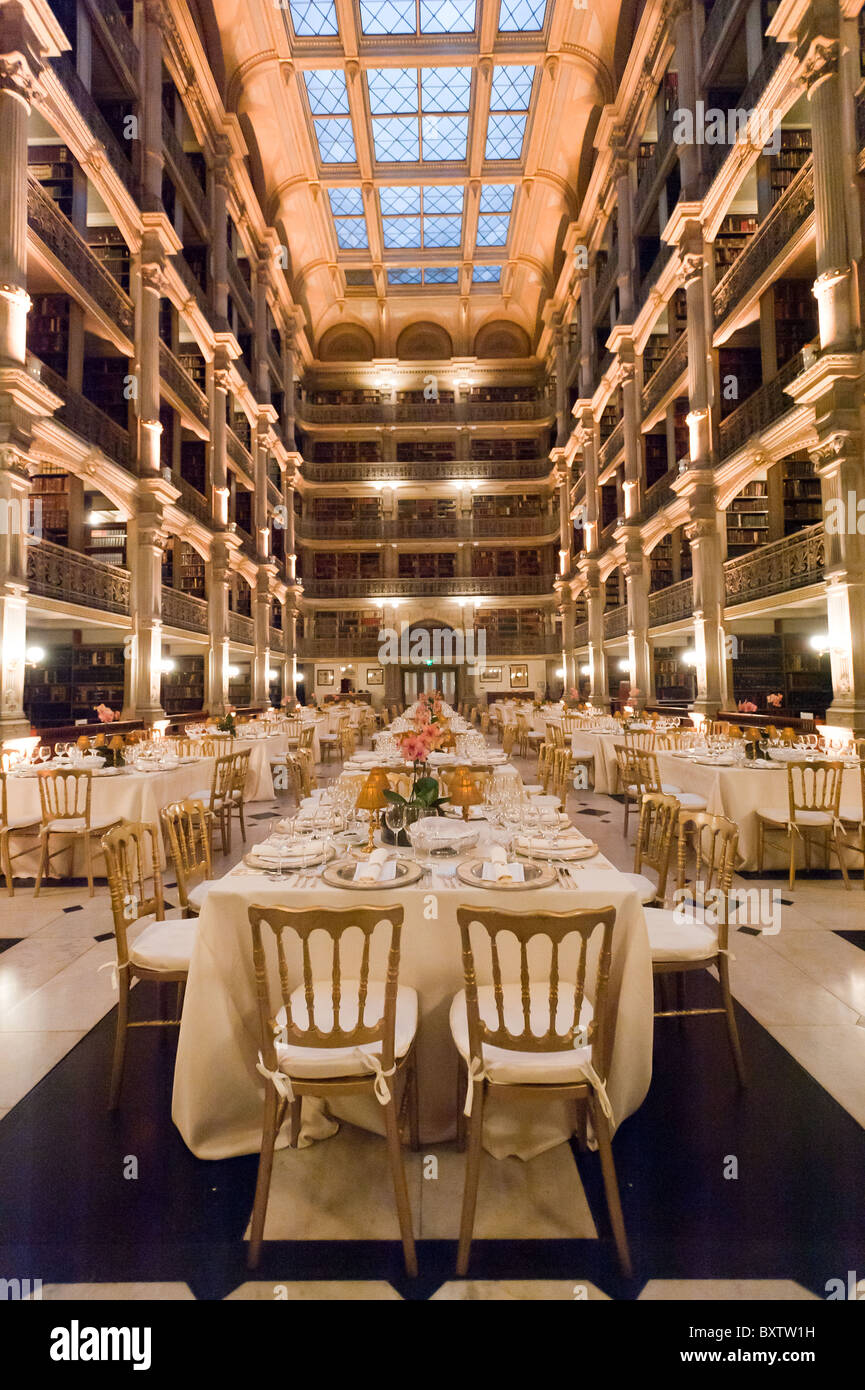 Inserire le impostazioni per la cena alla libreria Peabody, Baltimore, MD Foto Stock