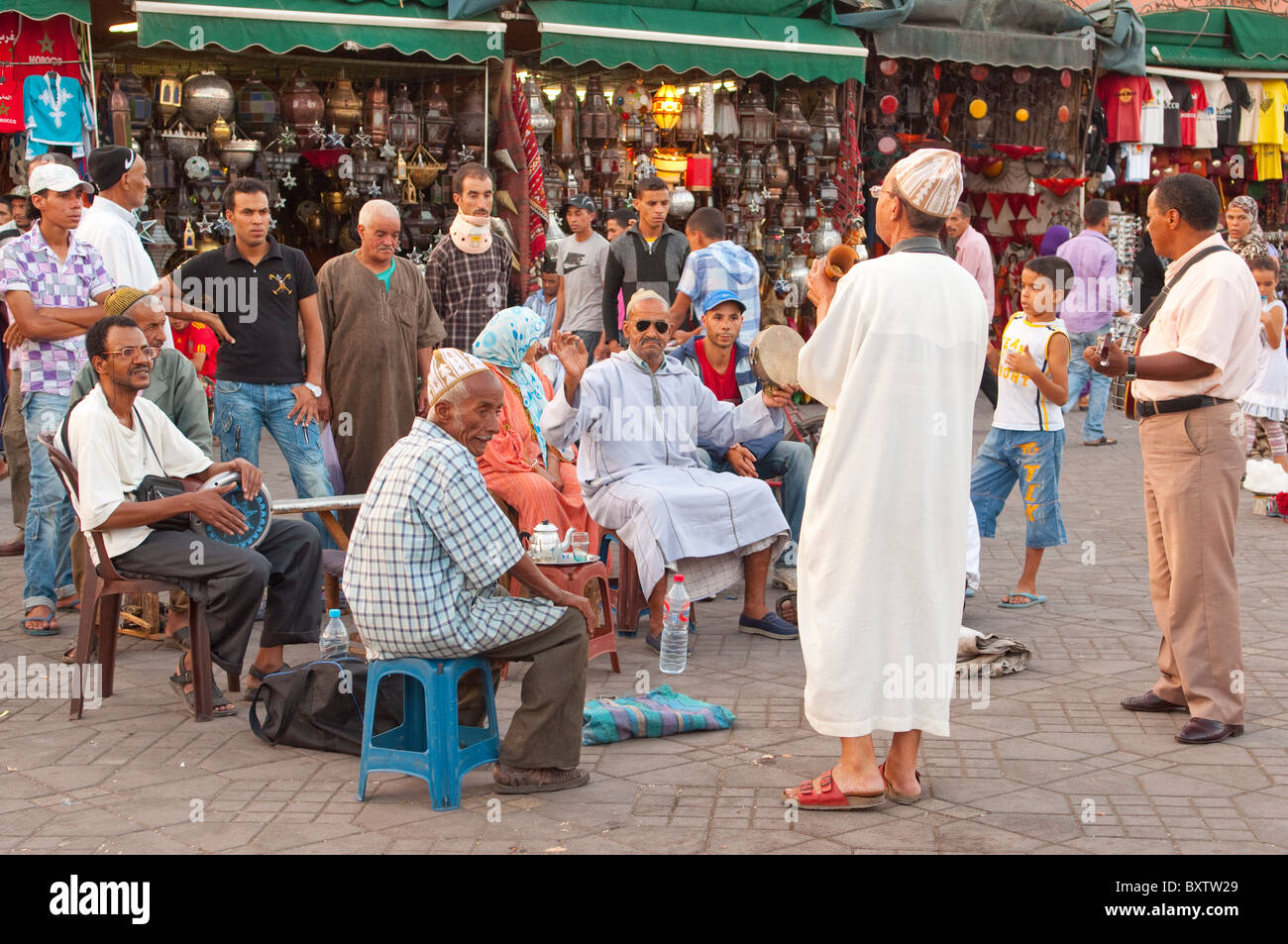 Il souq outdoor mercati nella Medina di Marrakech, Marocco, Africa del Nord. Foto Stock