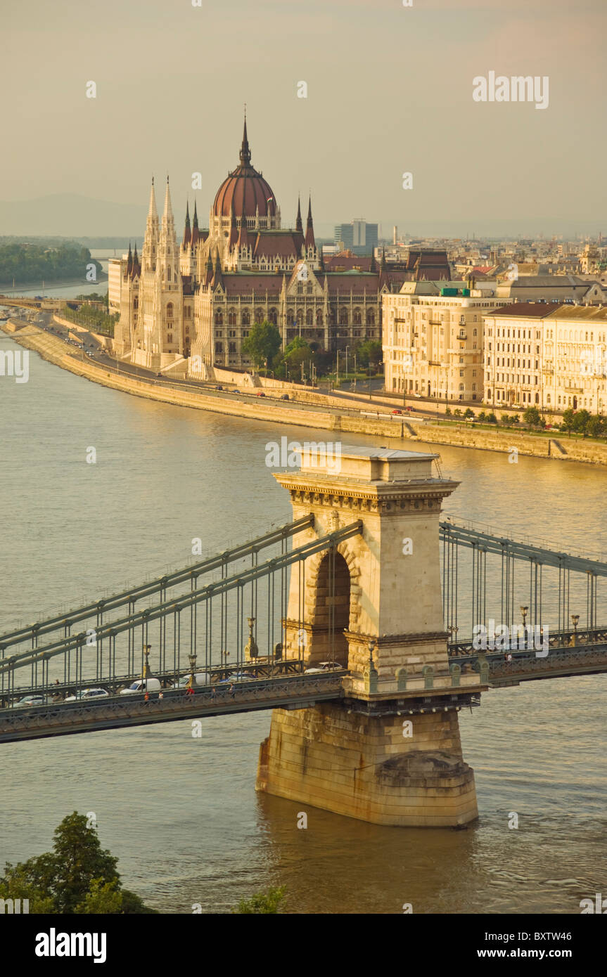 Parlamento ungherese edificio con il "Ponte delle catene di Szechenyi lanchid sul fiume Danubio Budapest, Ungheria Unione europea Foto Stock