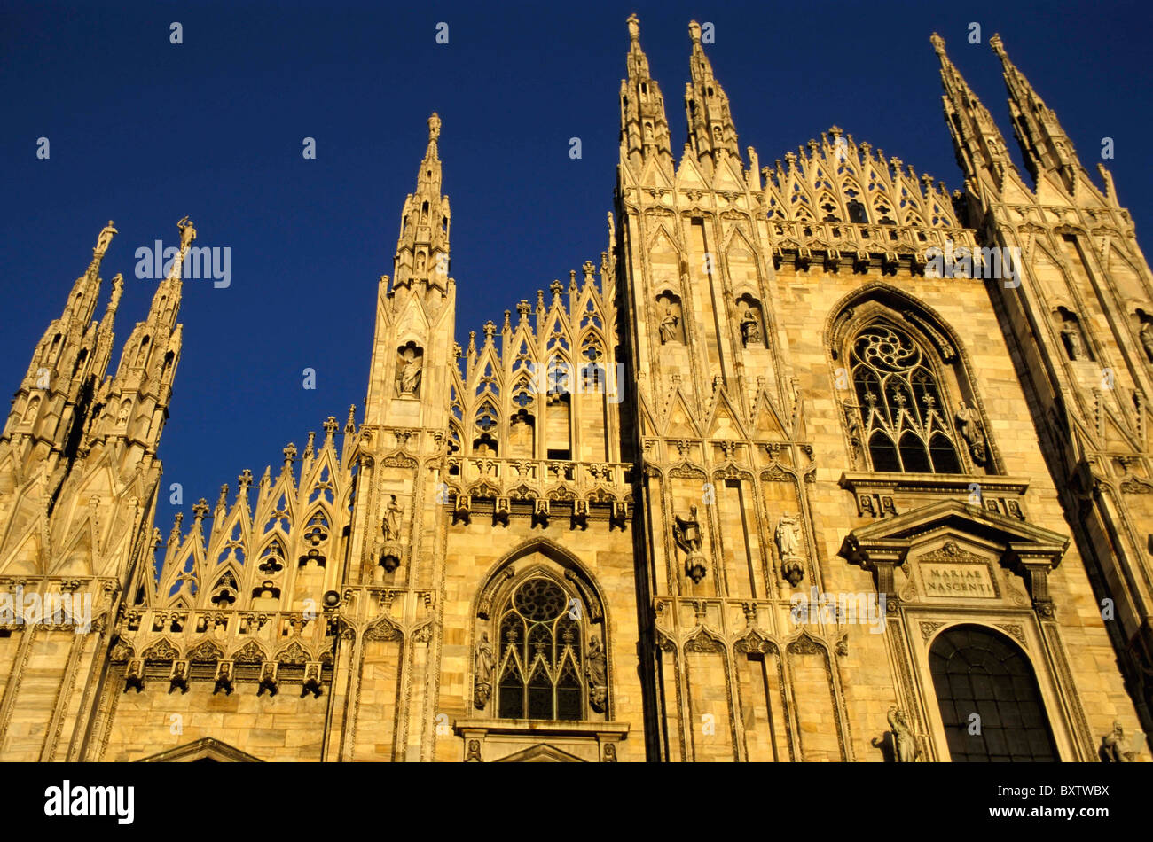 Duomo di Milano e a basso angolo di visione Foto Stock
