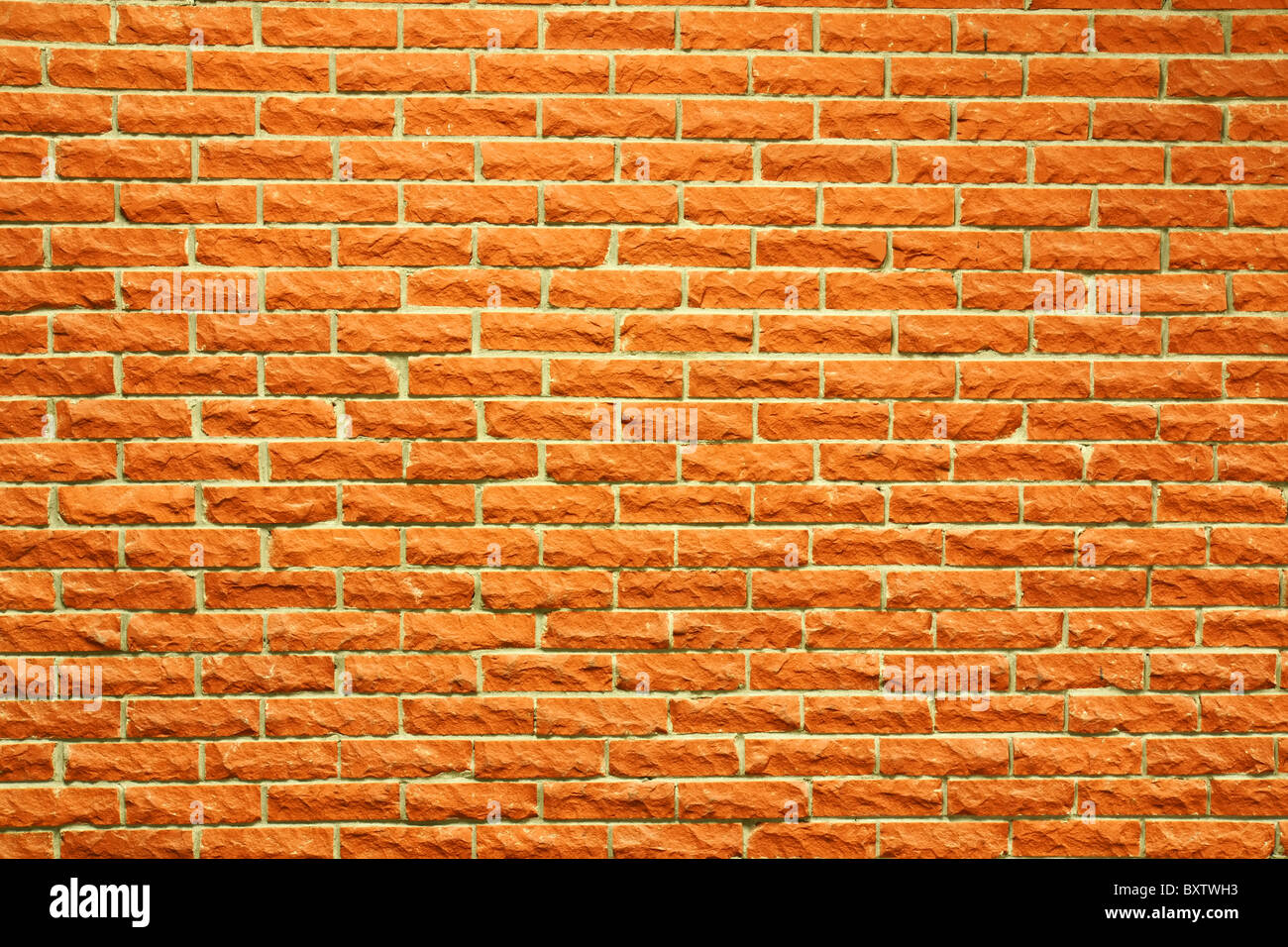 Un altro grande muro di mattoni di sfondo arancione, terra cotta di colore. Foto Stock