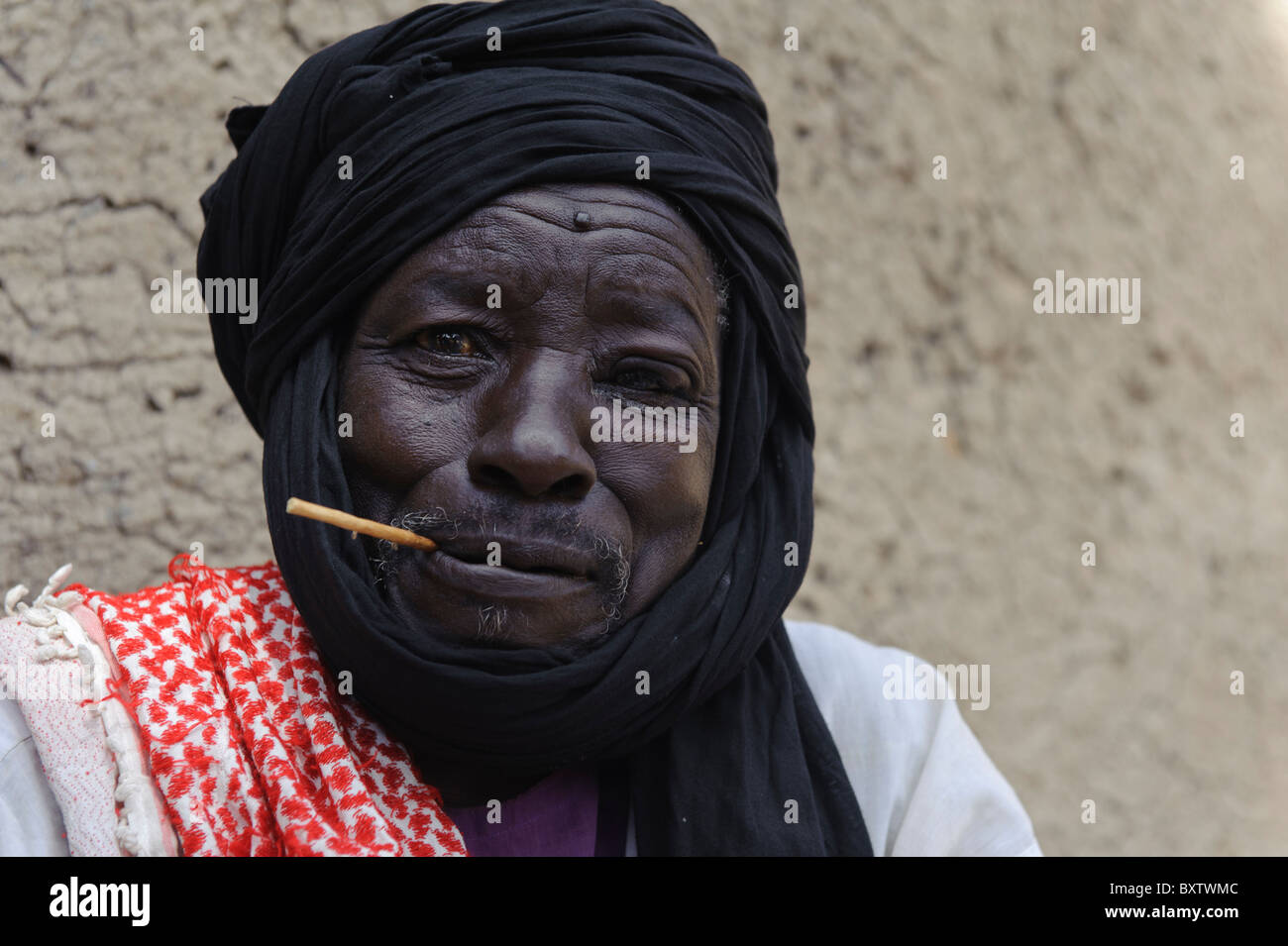 Senior uomo con infezione degli occhi con turbante nero. Sirimou, Mali Foto Stock