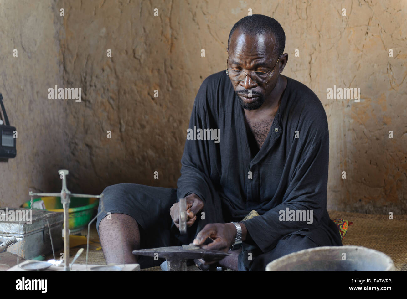 Argento smith in Fulani villaggio di Senossa, vicino a Djenné, Mali. Foto Stock