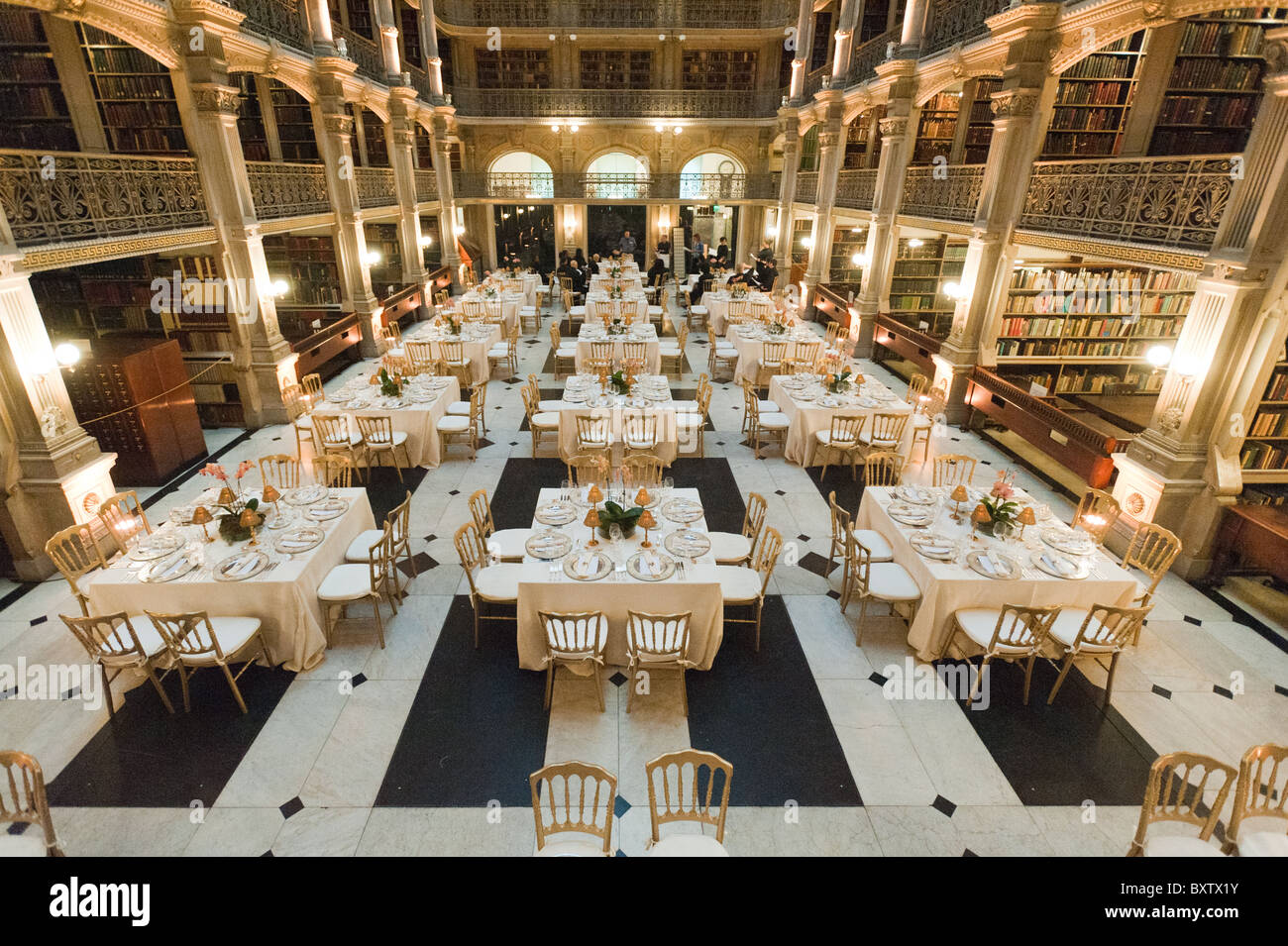 Inserire le impostazioni per la cena alla libreria Peabody, Baltimore, MD Foto Stock