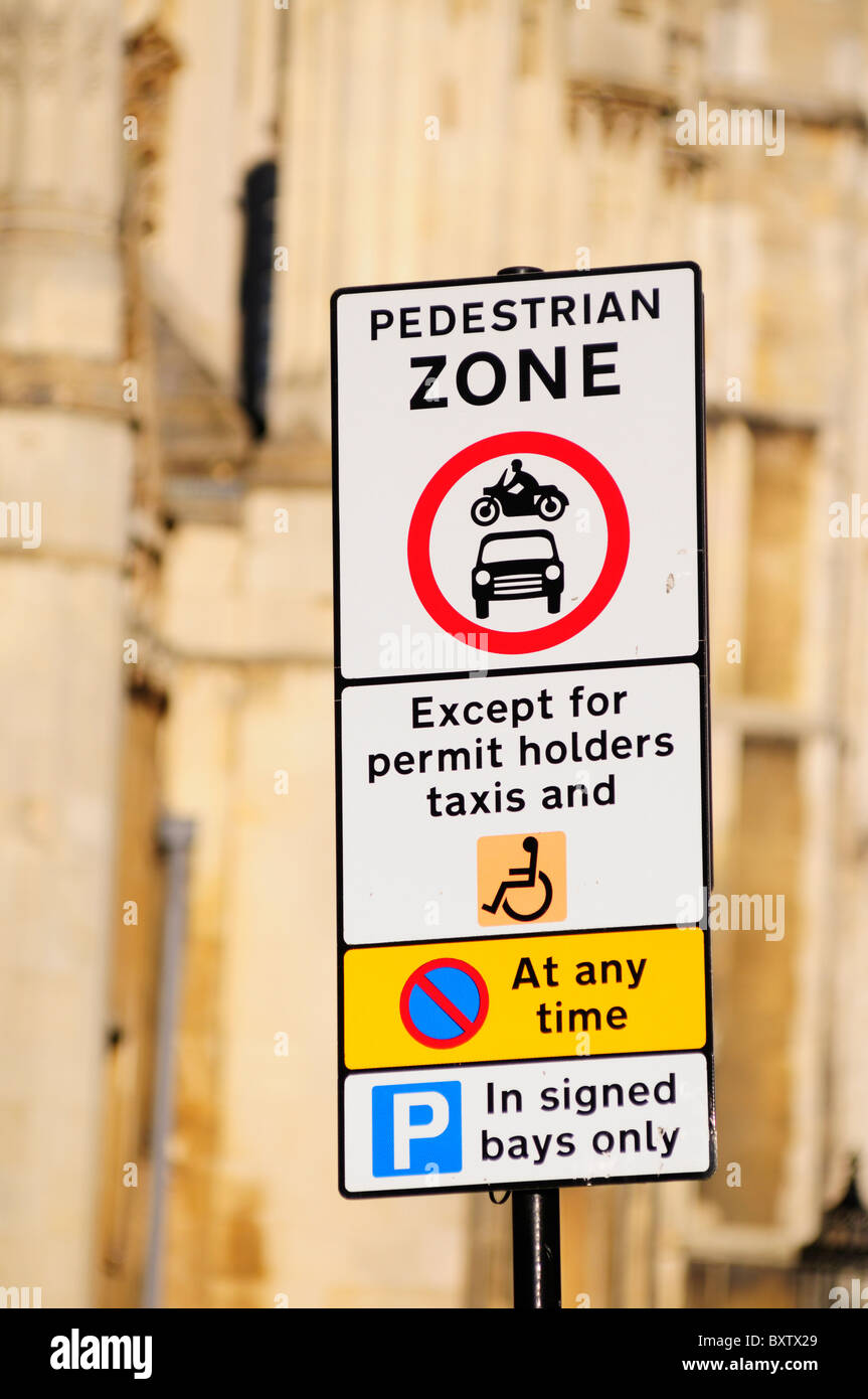 Zona pedonale di cartello stradale in Kings Parade, Cambridge, Inghilterra, Regno Unito Foto Stock