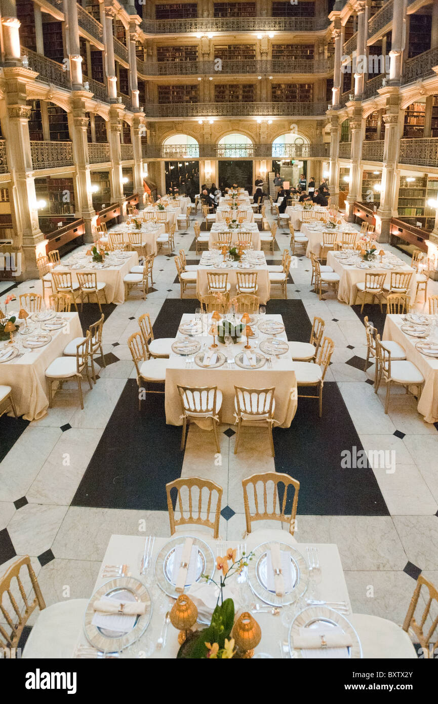 Inserire le impostazioni per la cena alla libreria Peabody, Baltimore, MD Foto Stock