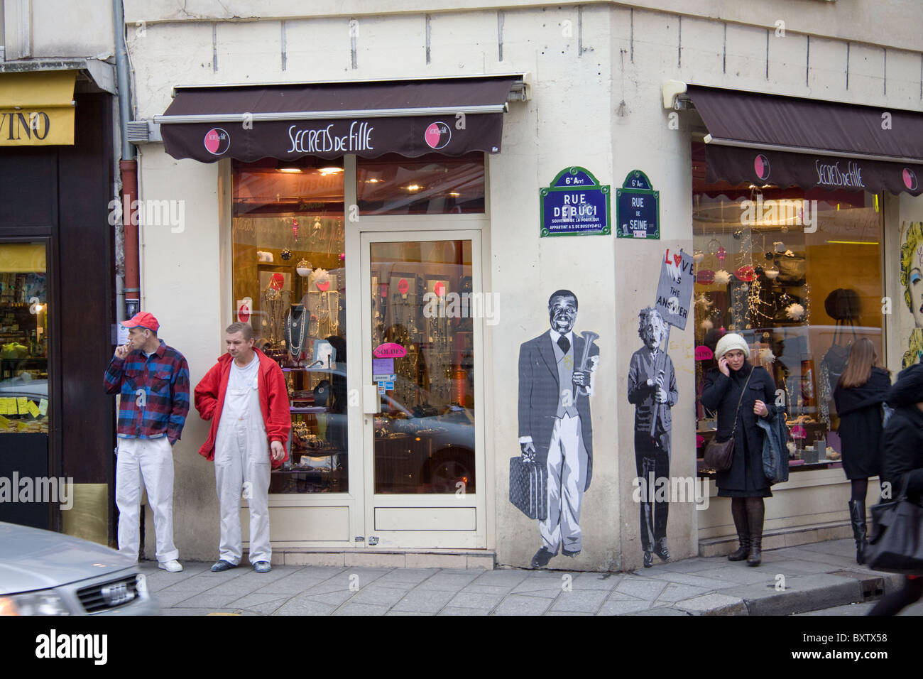 Dipinti murali di Louis Armstrong Satchmo) e Albert Einstein sulla parete di un negozio a Parigi Foto Stock