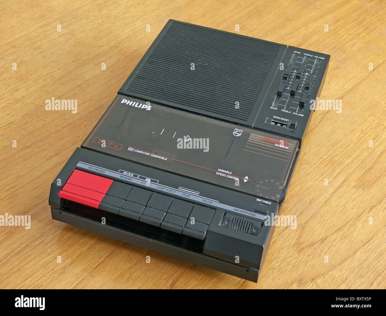 A ottanta marchio Philips Audio Tape Recorder e Player su un tavolo, REGNO UNITO Foto Stock A ottanta marchio Philips Audio Tape Recorder e Player su un tavolo, REGNO UNITO Foto Stock