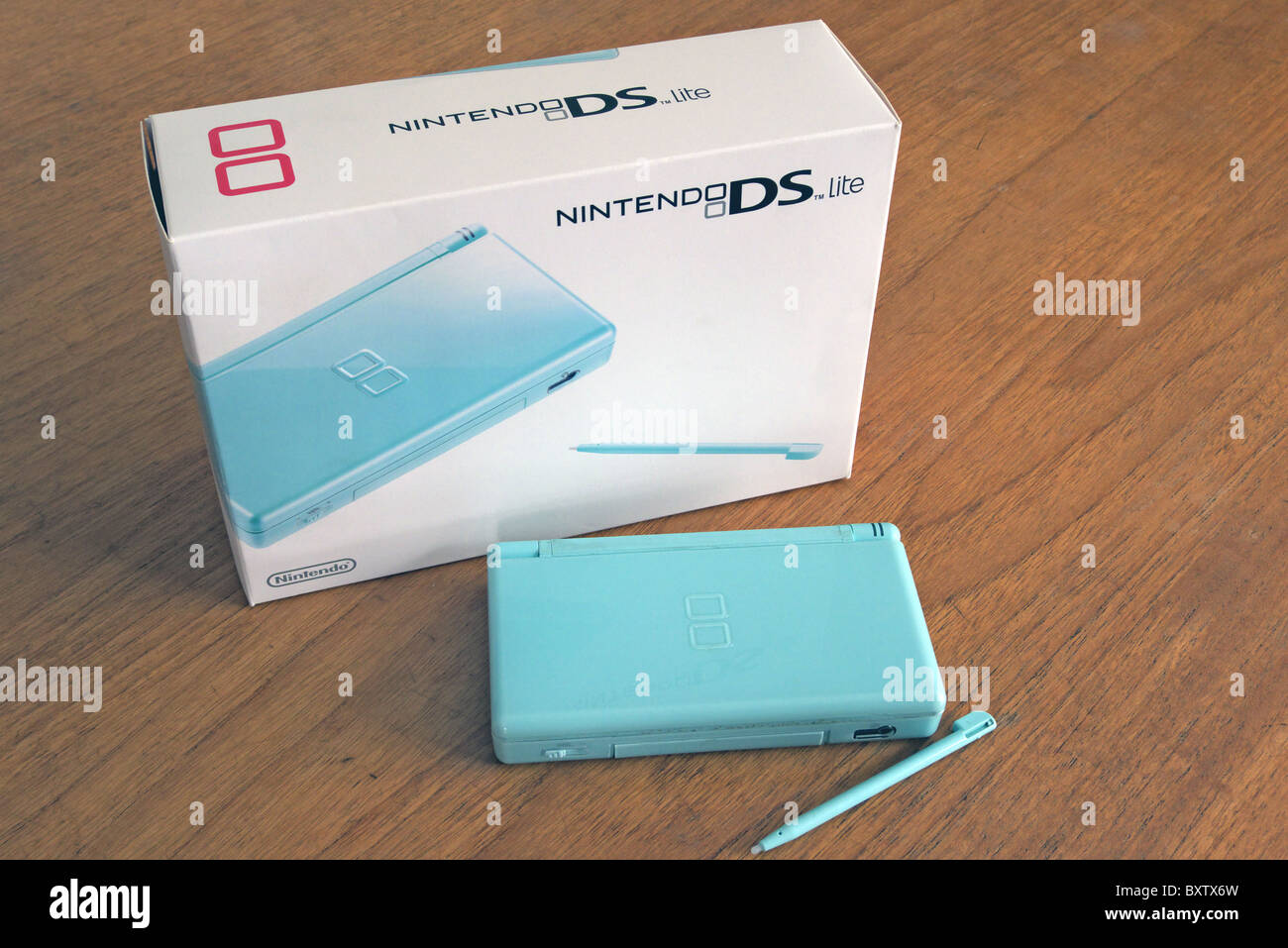Nintendo DS Lite Giochi portatili Console con scatola di imballaggio, REGNO  UNITO Foto stock - Alamy