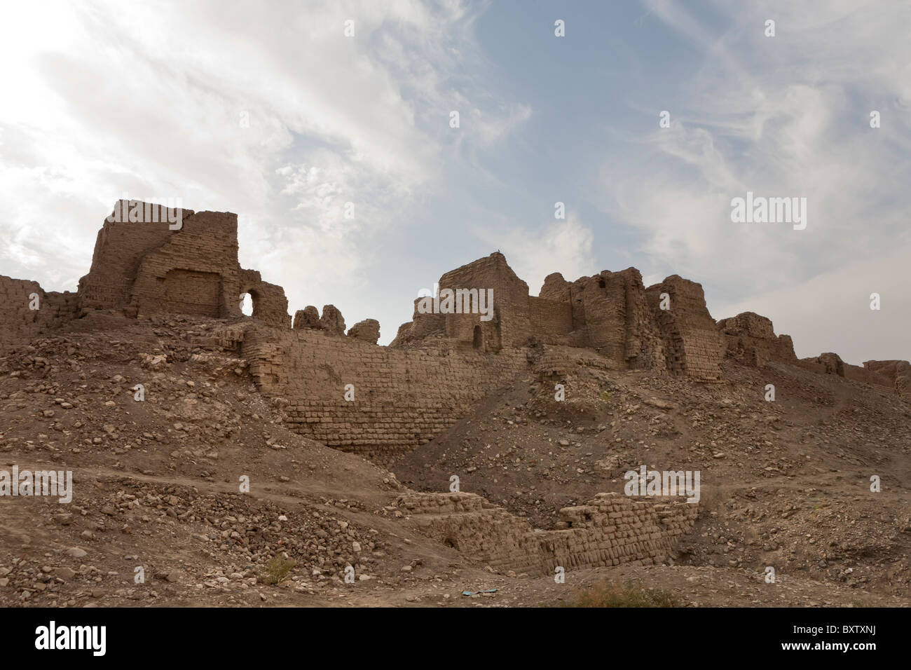 Parte della cinta muraria presso il memorial tempio del faraone Ramesse III, Medinet Habu, West Bank, Luxor Egitto Foto Stock