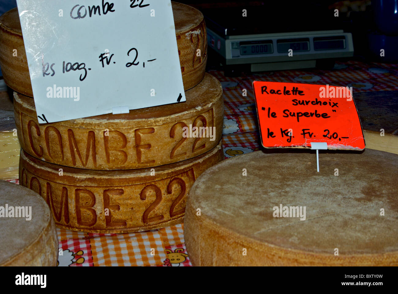 Big round Combe 22 Raclette 'le superbe' formaggi svizzeri Martigny Vallese Svizzera mercato degli agricoltori di stallo di formaggio Foto Stock