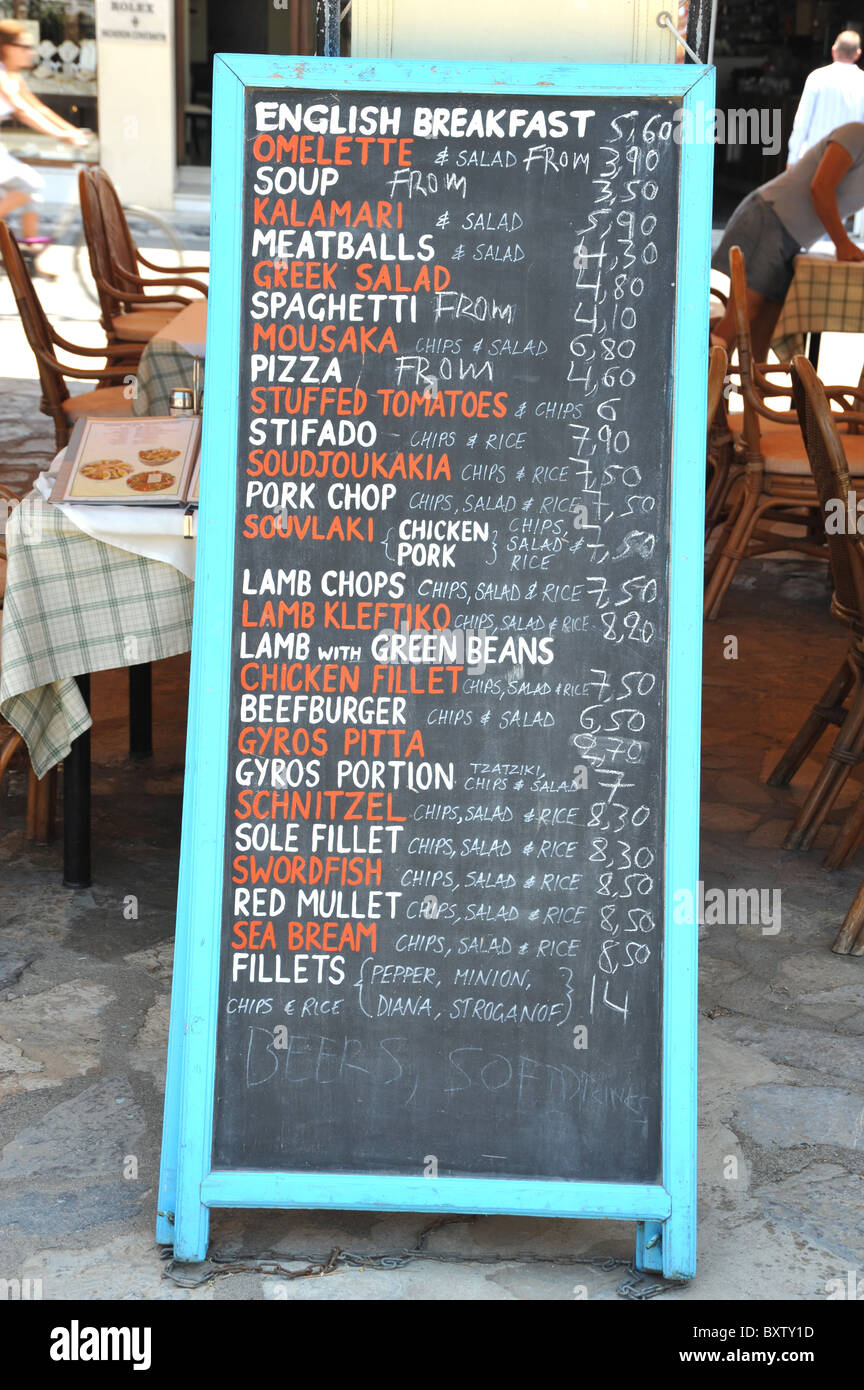 Il menu del ristorante chalk board - Immagine presa in Creta, Grecia Foto Stock