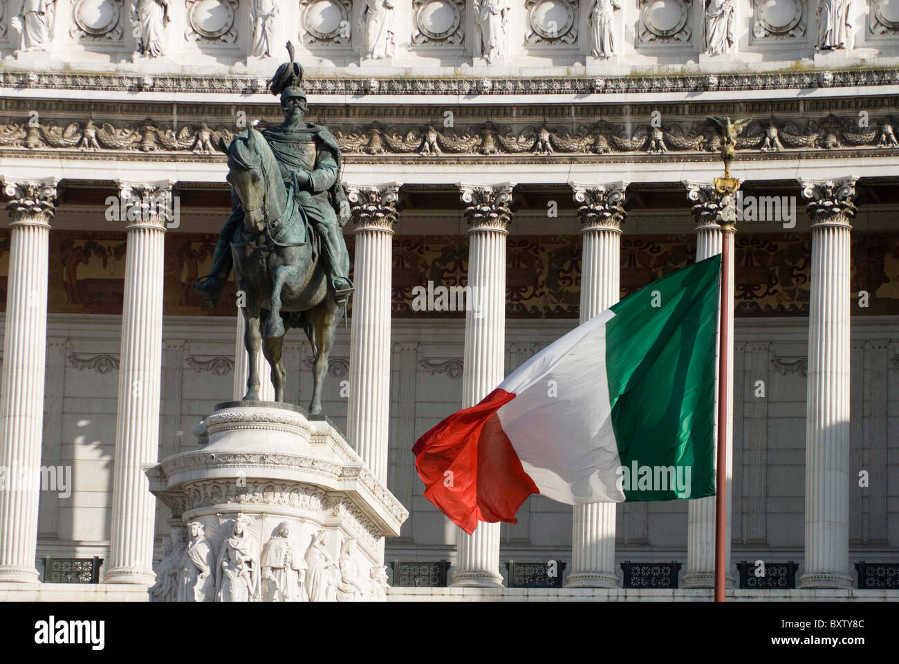 Statua e Bandiera Italiana nella parte anteriore del monumento a Vittorio Emanuele Foto Stock