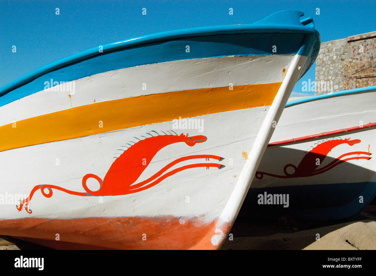 Barche decorate con tradizionali motivi Sea-Horse sulla piccola spiaggia di Porto Foto Stock