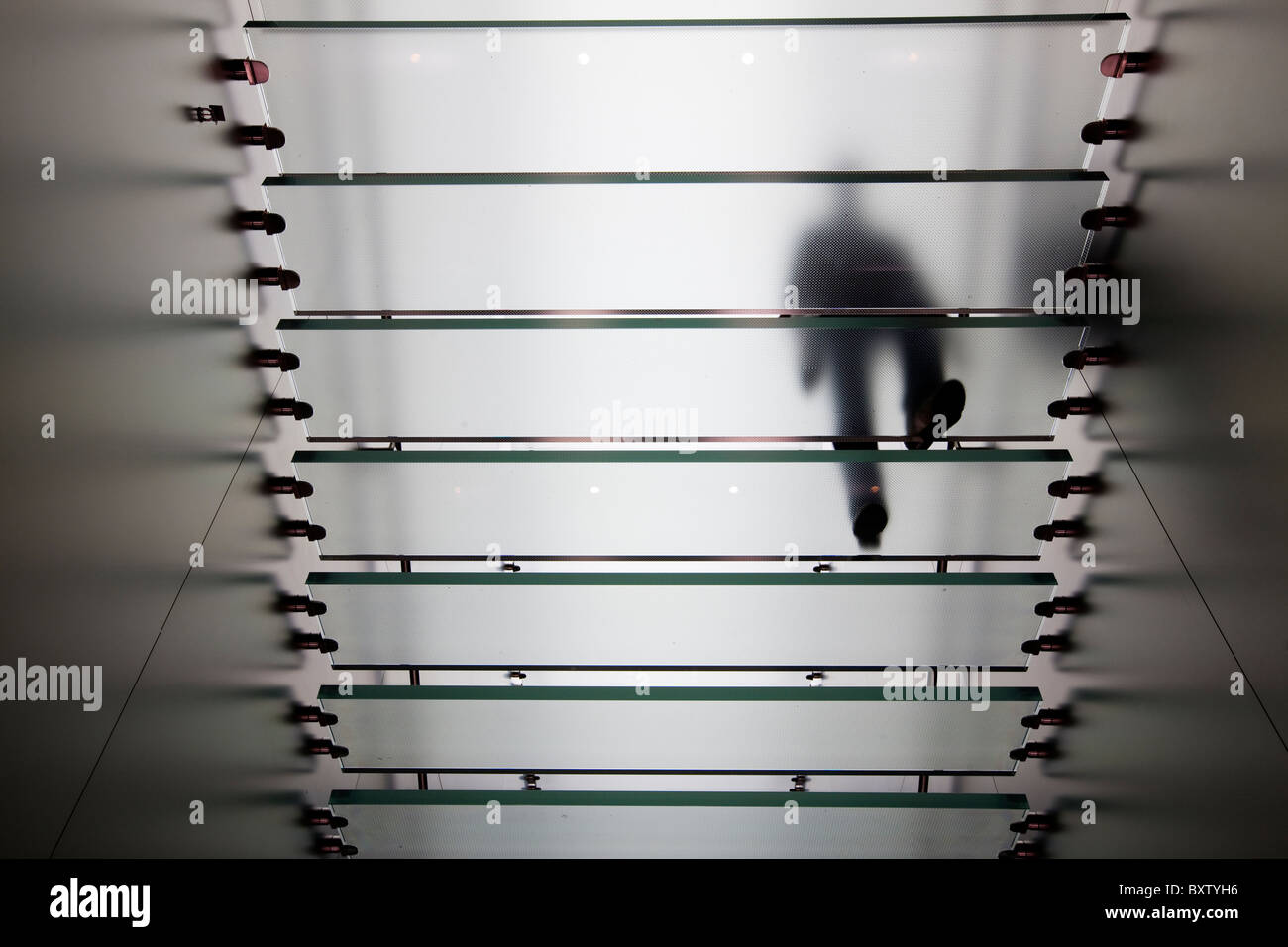 Australia, Nuovo Galles del Sud, Sydney, vista del cliente passi di arrampicata da sotto le scale di vetro all'interno di Apple Store Foto Stock