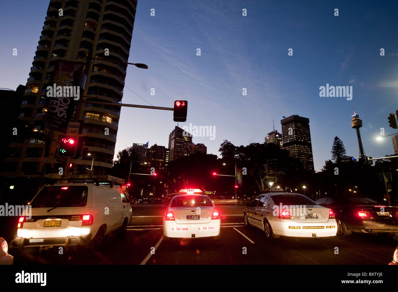 Australia, Nuovo Galles del Sud di Sydney, il traffico della città in serata durante le ore di punta al crepuscolo in centro città Foto Stock