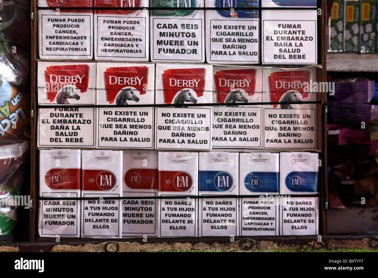 Pacchetti di sigarette di varie marche in vendita con avvertenze per la salute in lingua spagnola, Bolivia Foto Stock