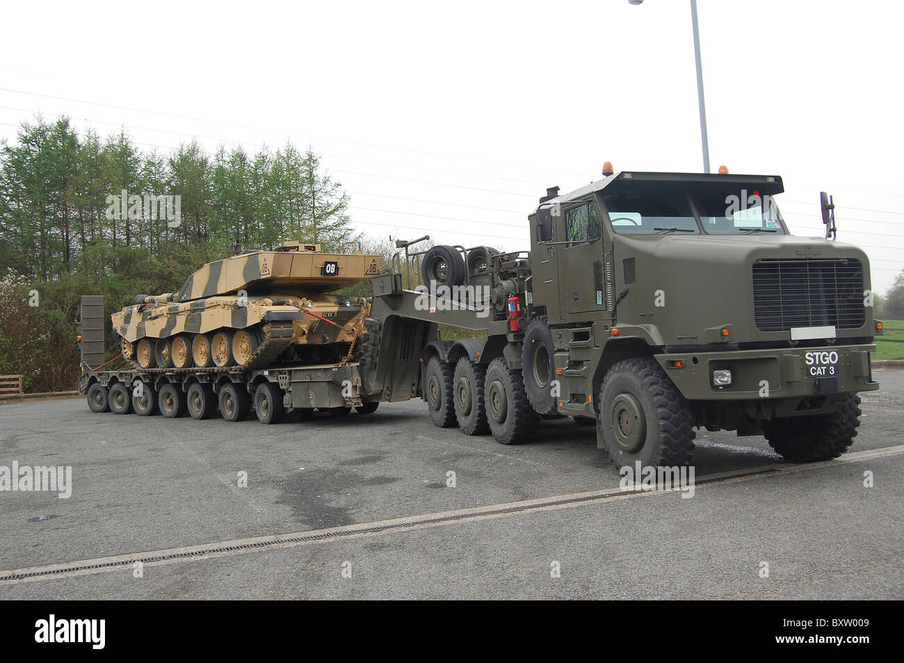 Un serbatoio trasportatore trasporta un Challenger 2 battaglia principale serbatoio al Galles per un esercizio. Foto Stock