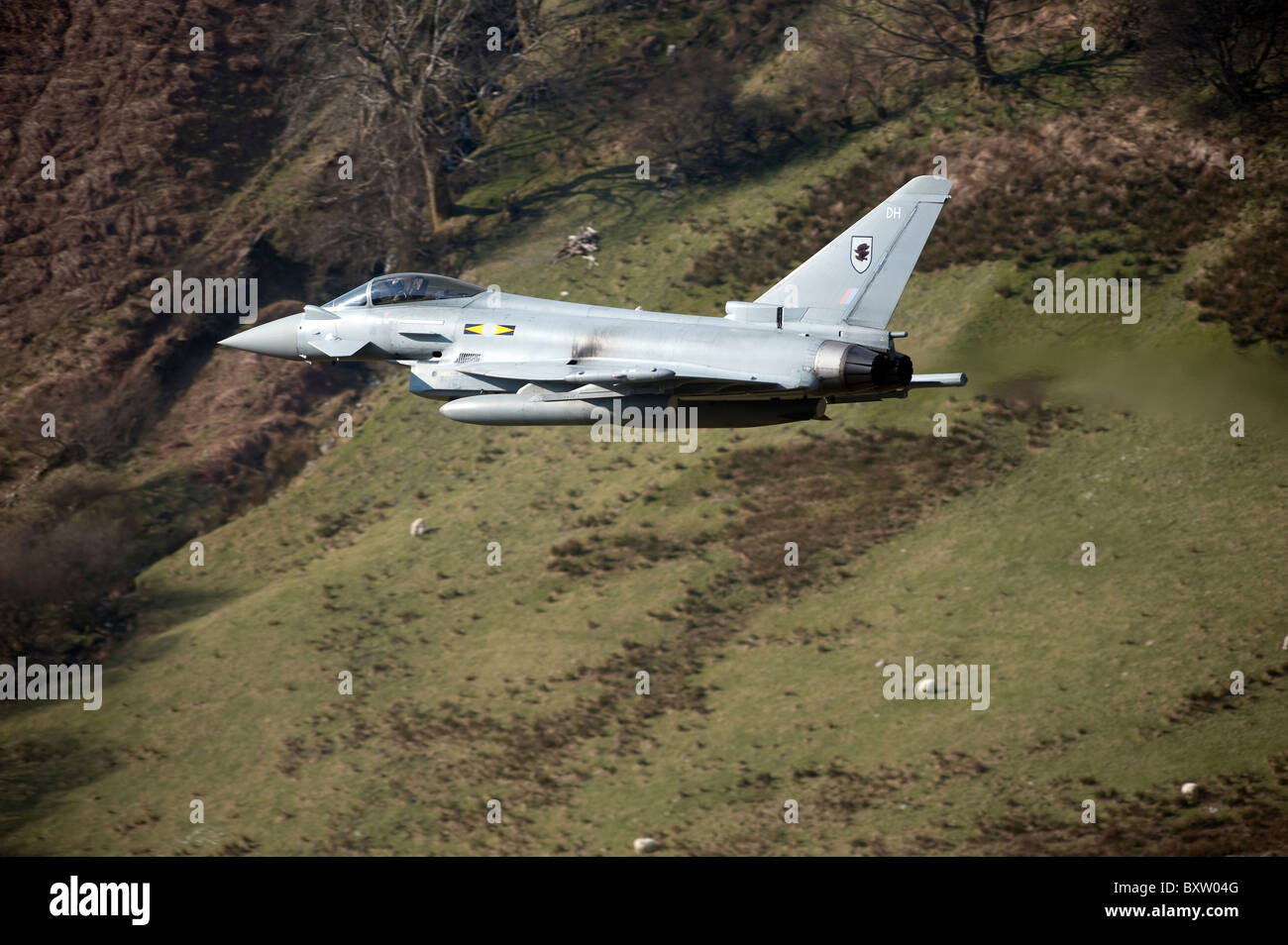 Un Eurofighter Typhoon F2 aerei della Royal Air Force a bassa battenti nel Galles del Nord. Foto Stock