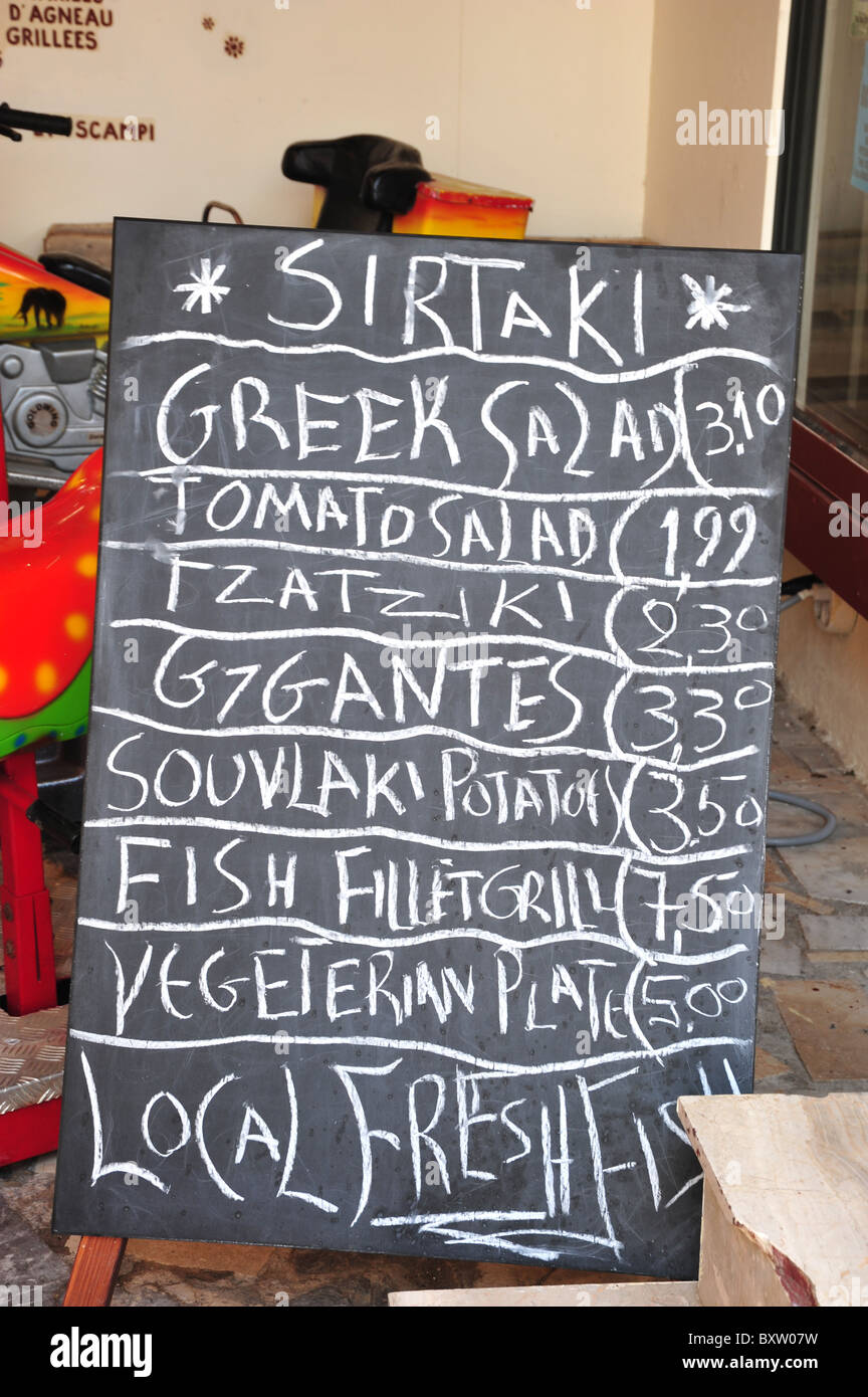 Il menu del ristorante chalk board fuori un ristorante con specialità locali - immagine presa in Grecia Foto Stock