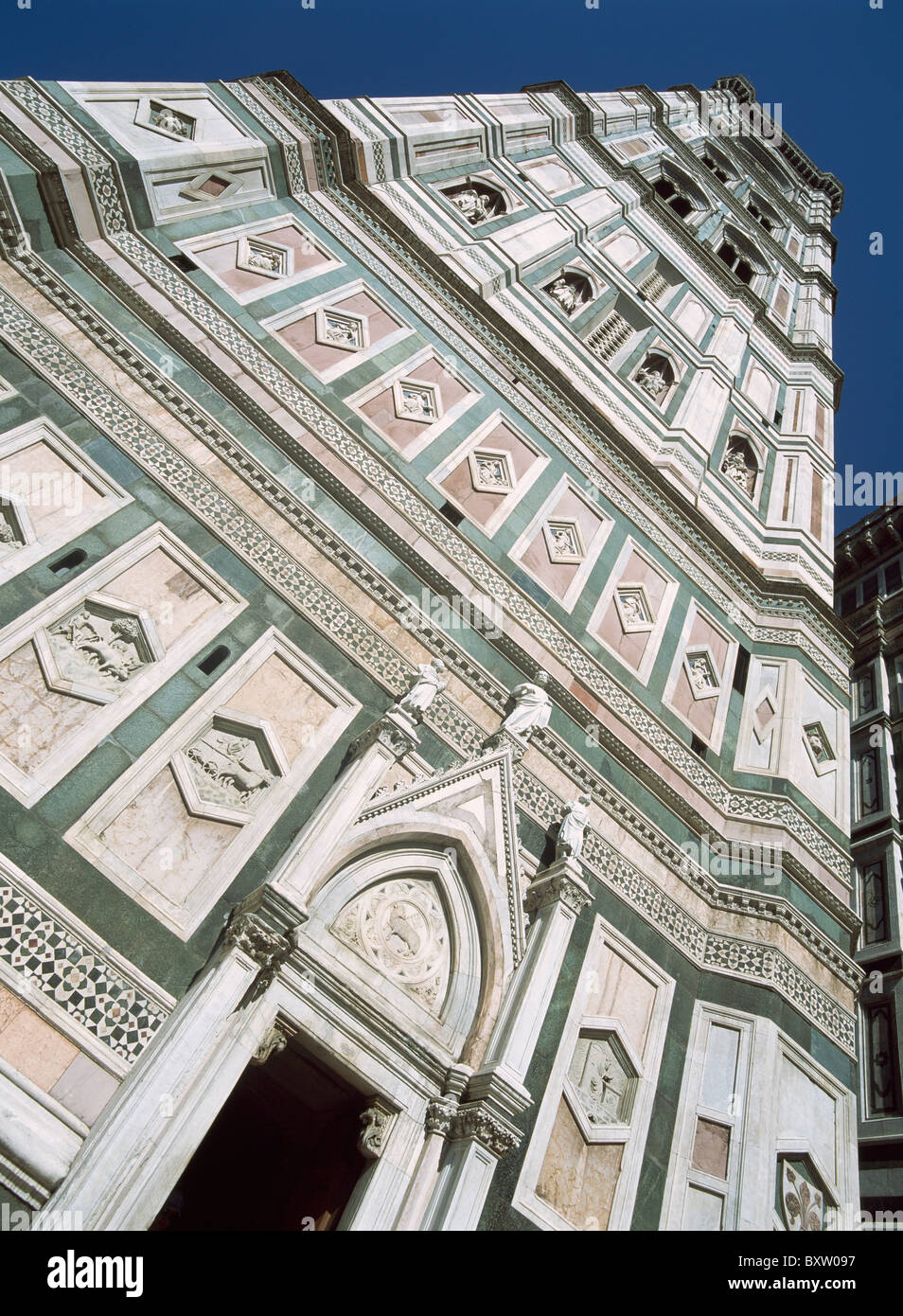 Torre della Basilica di Santa Maria del Fiore a basso angolo di visione Foto Stock