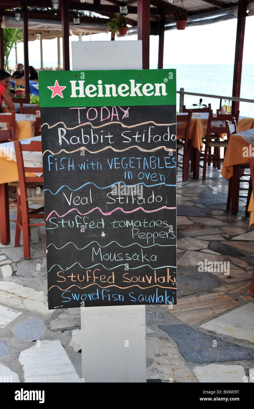 Il menu del ristorante chalk board fuori un ristorante con specialità locali - immagine presa in Grecia Foto Stock