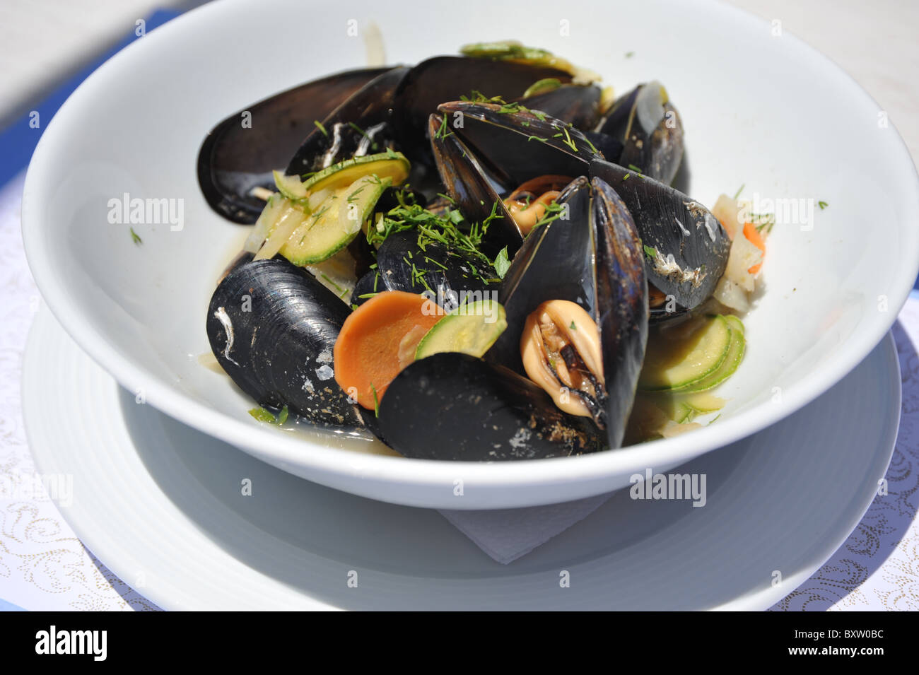 Moules Mariniere - freschi cotti al vapore cozze servite in una ciotola bianco. Foto Stock