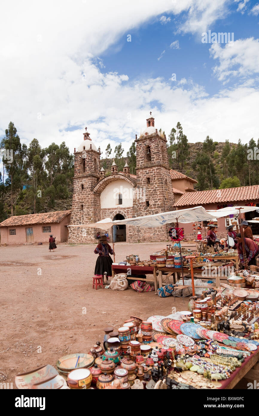 Luogo di mercato con venditori ambulanti in Raqchi, Perù, Sud America Foto Stock