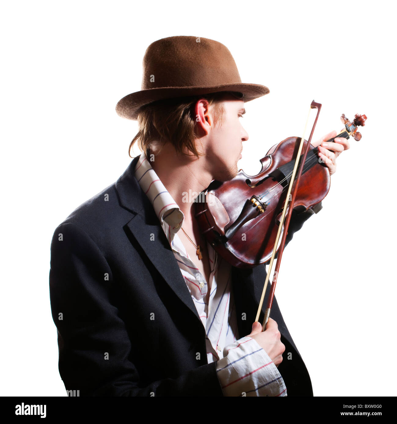 La giovane violinista suonare il violino in hat e giacca su sfondo bianco Foto Stock