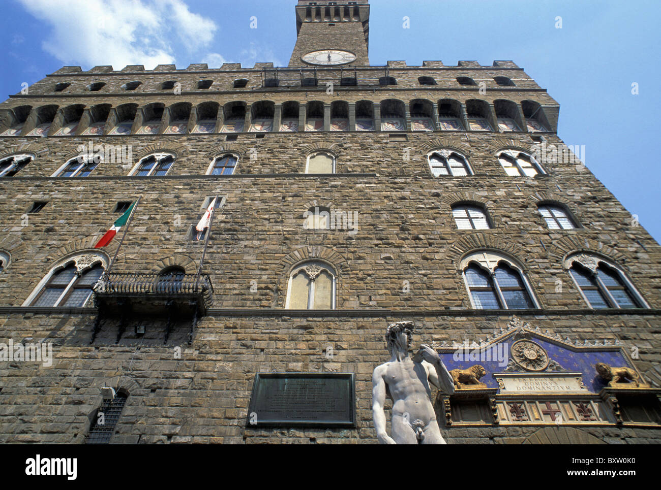 Statua di Davide e Palazzo Vecchio, basso angolo di visione Foto Stock