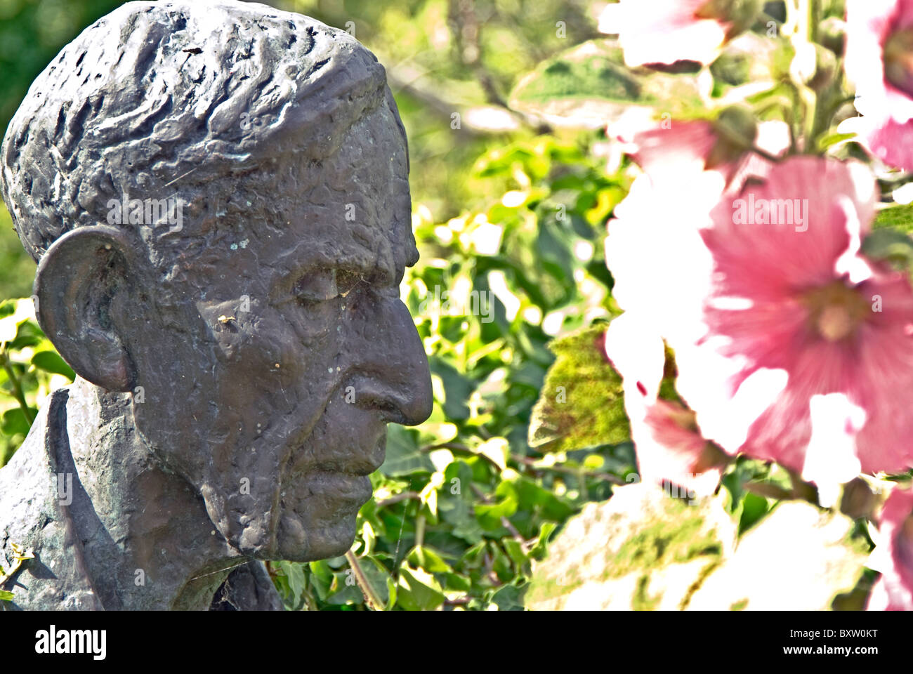 Busto di Leonard Woolf nel giardino di Monk's House; Büste von Leonard Woolf im Garten von Monk's House Foto Stock