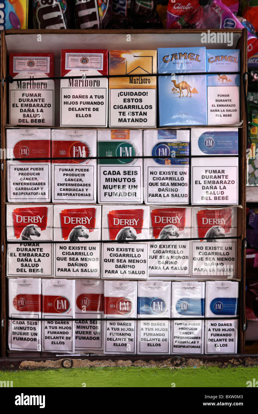 Pacchetti di sigarette di varie marche in vendita con avvertenze per la salute in lingua spagnola, Bolivia Foto Stock