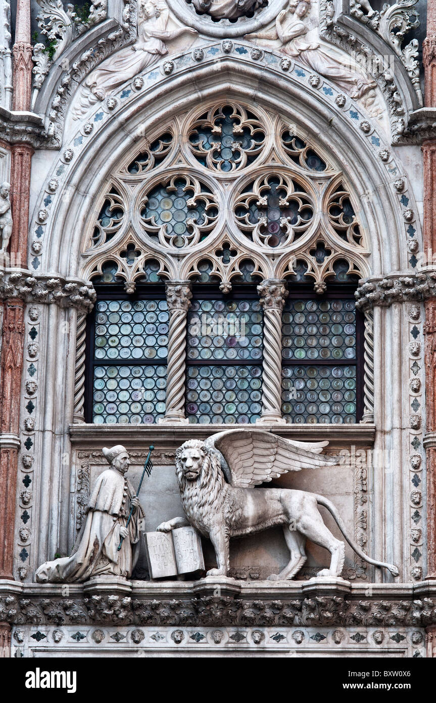 Statua del leone alato di San Marco con il Doge Foscari, Palazzo Ducale o Palazzo del Doge di Venezia, Italia Foto Stock