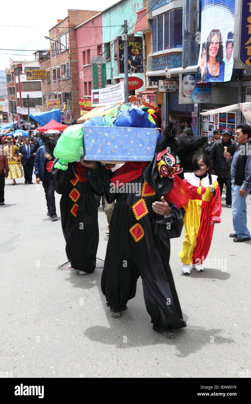 Portando il Pepino in una bara per la Entierro del Pepino parade (il tradizionale fine al carnevale), La Paz , Bolivia Foto Stock