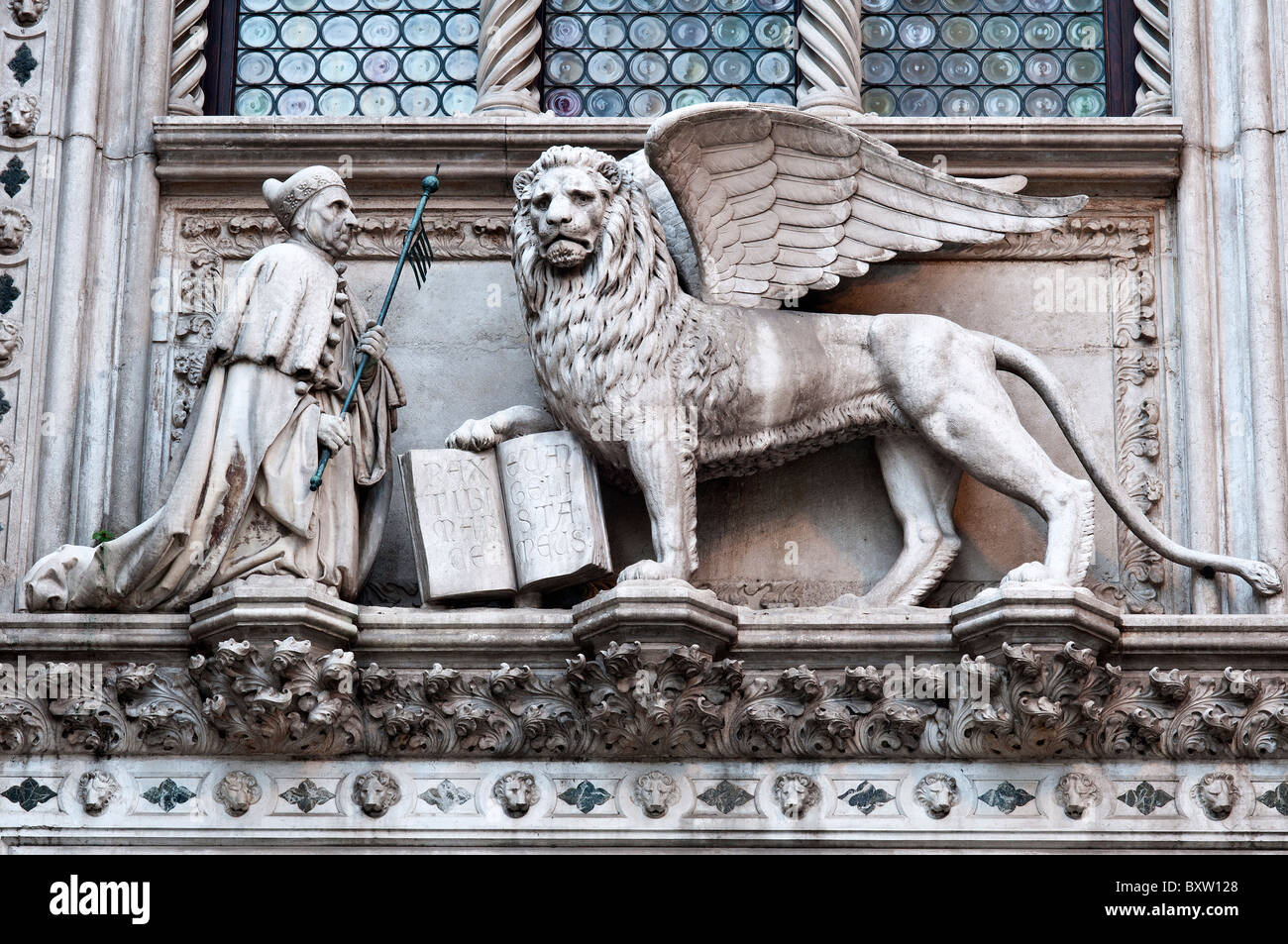 Statua del leone alato di San Marco con il Doge Foscari, Palazzo Ducale o Palazzo del Doge di Venezia, Italia Foto Stock