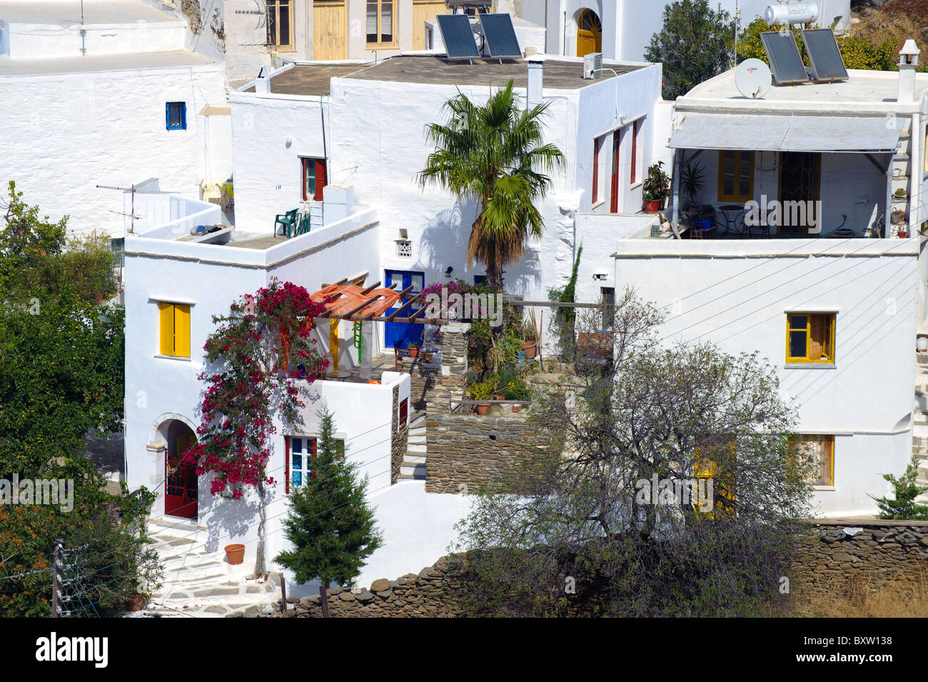 Piccole tipiche case bianche nel villaggio di Pyrgos, sul Greco Cyclade isola di Tinos. Foto Stock