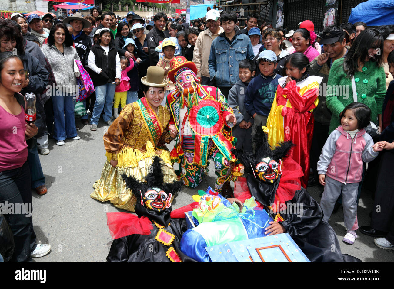 Coppia di piombo (Cholita, L e Chuta, R) e portatori con Pepino nella bara per la Entierro del Pepino parade, La Paz , Bolivia Foto Stock