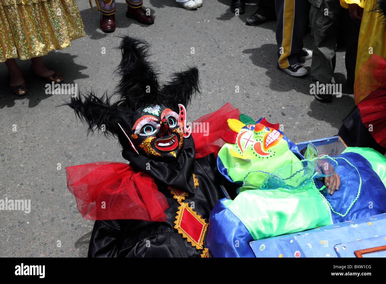 Portatore con il Pepino in una bara durante la pausa per il Entierro del Pepino parade, La Paz , Bolivia Foto Stock
