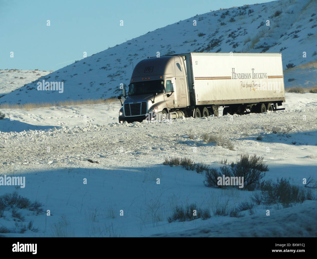 Rimorchi Tracker di guidare con prudenza sulle strade ghiacciate in Oregon orientale Foto Stock