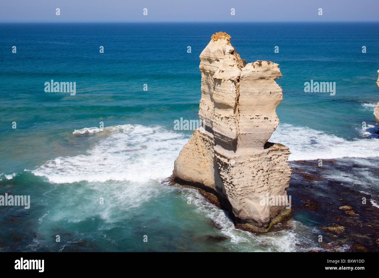 Australia Victoria Port Campbell onde infrangersi nella roccia erosa pilastri vicino alla spiaggia di Gibson passi sul Mare di Tasman costa lungo Foto Stock