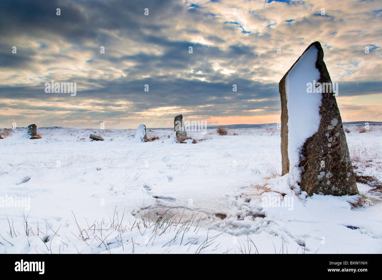 Nove di fanciulle cerchio di pietra nella neve; Cornovaglia Foto Stock