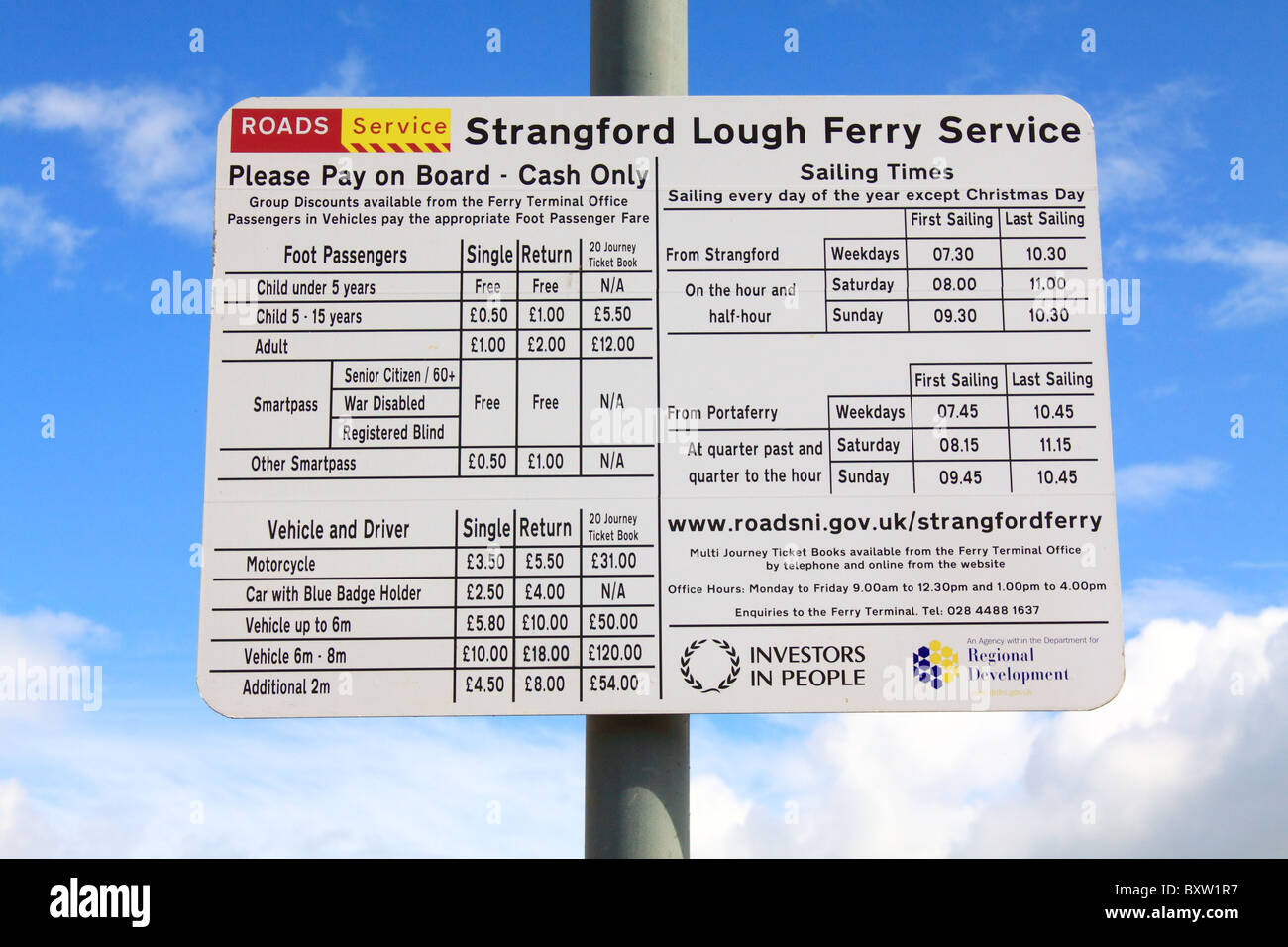 Segno per Strangford Lough servizio di traghetti in Irlanda del Nord Foto Stock