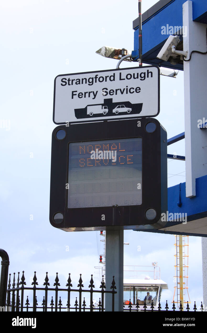 Informazioni segno per per Strangford Lough servizio di traghetti in Irlanda del Nord Foto Stock