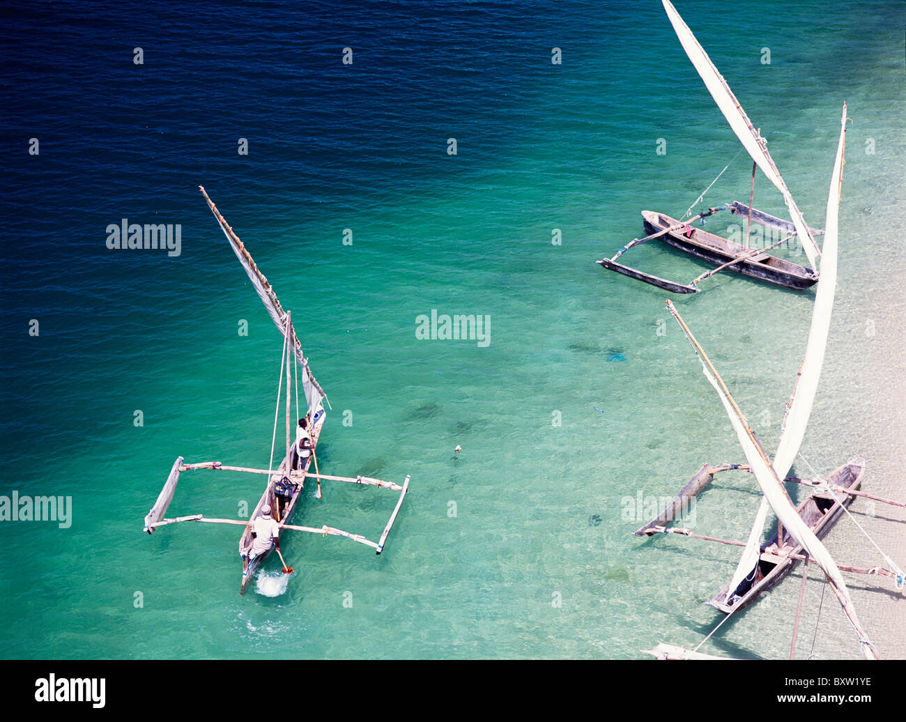 I pescatori Paddling loro Dhow al mare Foto Stock